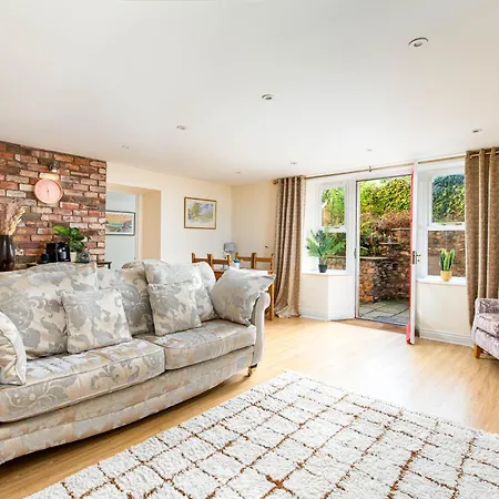 New-spacious Clifton Flat With Office-best Area-by Fabaccommodation Bristol