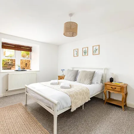 New-spacious Clifton Flat With Office-best Area-by Fabaccommodation * Bristol