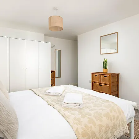 New-spacious Clifton Flat With Office-best Area-by Fabaccommodation Bristol