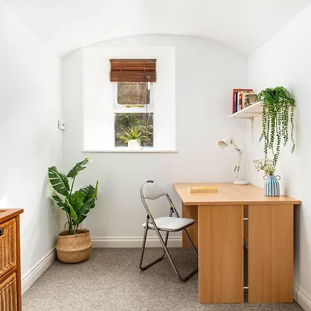 New-spacious Clifton Flat With Office-best Area-by Fabaccommodation Appartement