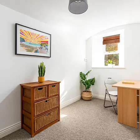 New-spacious Clifton Flat With Office-best Area-by Fabaccommodation *