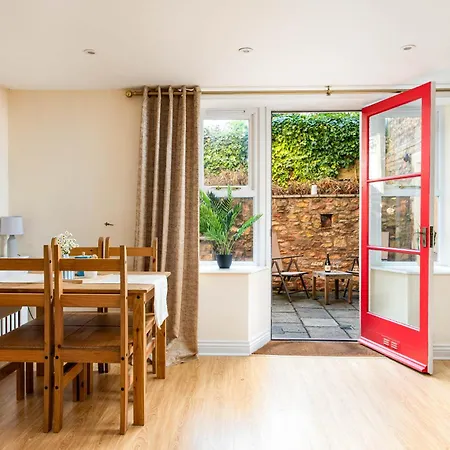 Appartement New-spacious Clifton Flat With Office-best Area-by Fabaccommodation
