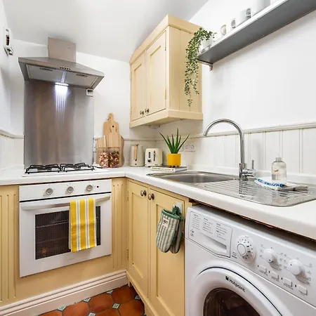New-spacious Clifton Flat With Office-best Area-by Fabaccommodation *