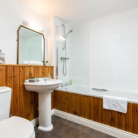 New-spacious Clifton Flat With Office-best Area-by Fabaccommodation