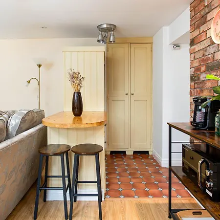 New-spacious Clifton Flat With Office-best Area-by Fabaccommodation Bristol