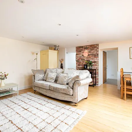 New-spacious Clifton Flat With Office-best Area-by Fabaccommodation Appartement *