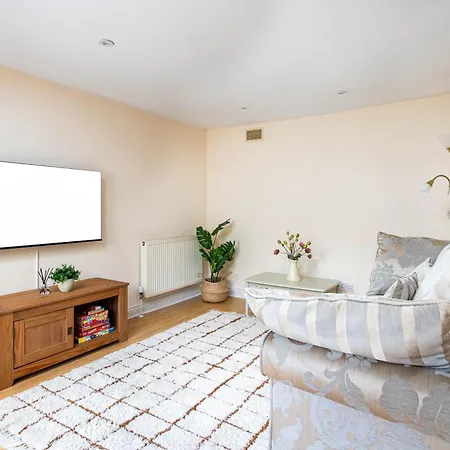 New-spacious Clifton Flat With Office-best Area-by Fabaccommodation Bristol
