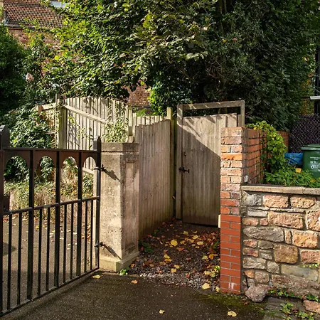 New-spacious Clifton Flat With Office-best Area-by Fabaccommodation Appartement Bristol